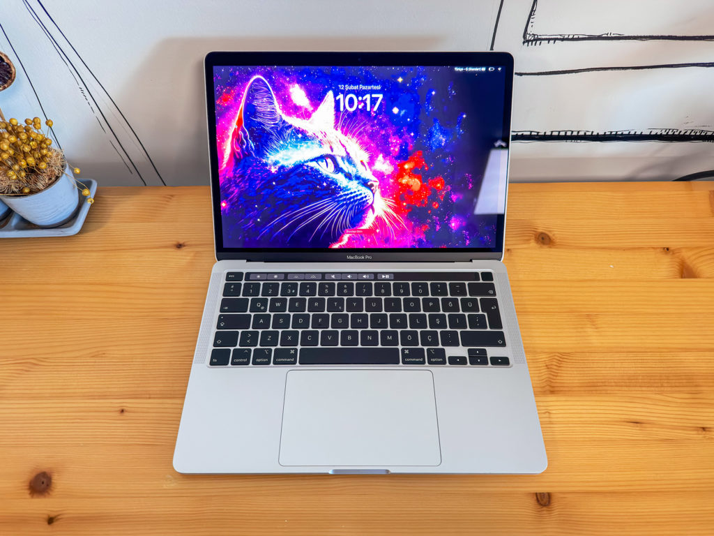Macbook Pro 13" 2020 i5 16GB 1TB Gümüş